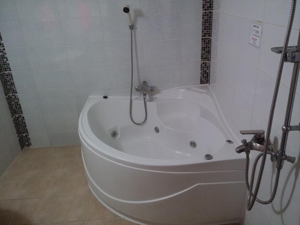 Cyber Motel Gunsan Bagian luar foto