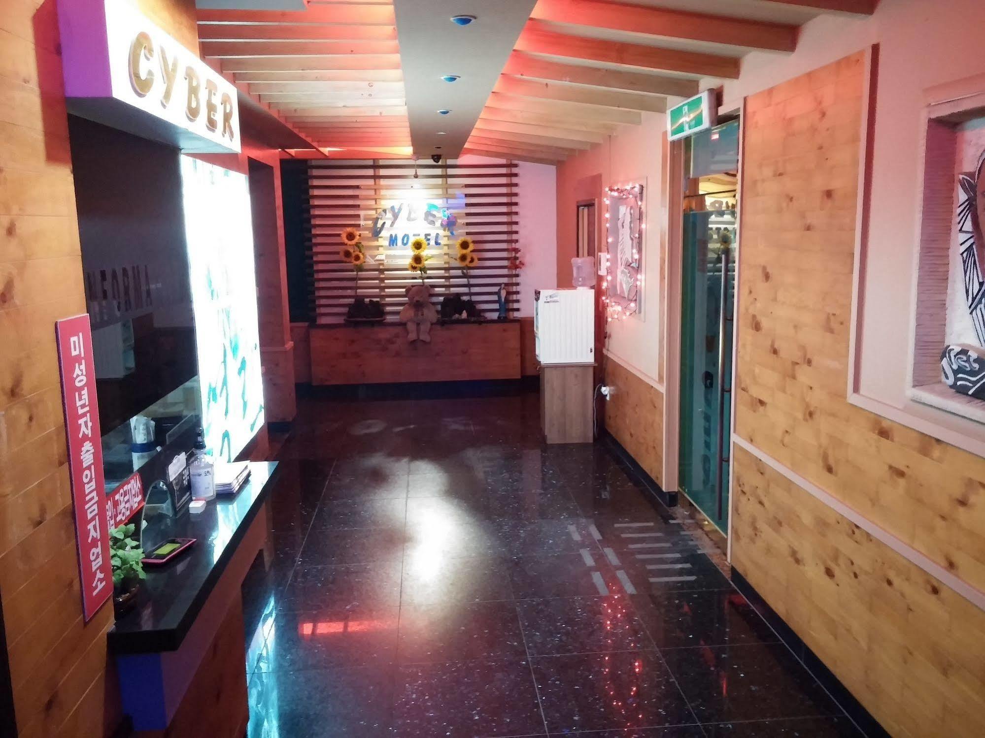 Cyber Motel Gunsan Bagian luar foto
